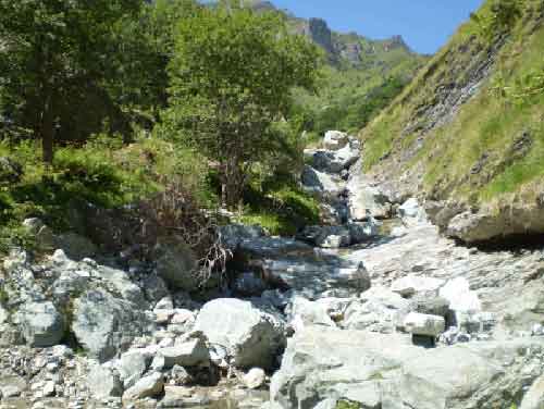 Chemin montant au format paysage